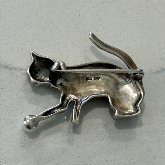 925 Silver and Marcasite Kitten with Pearl Brooch - Picture 3 of 7